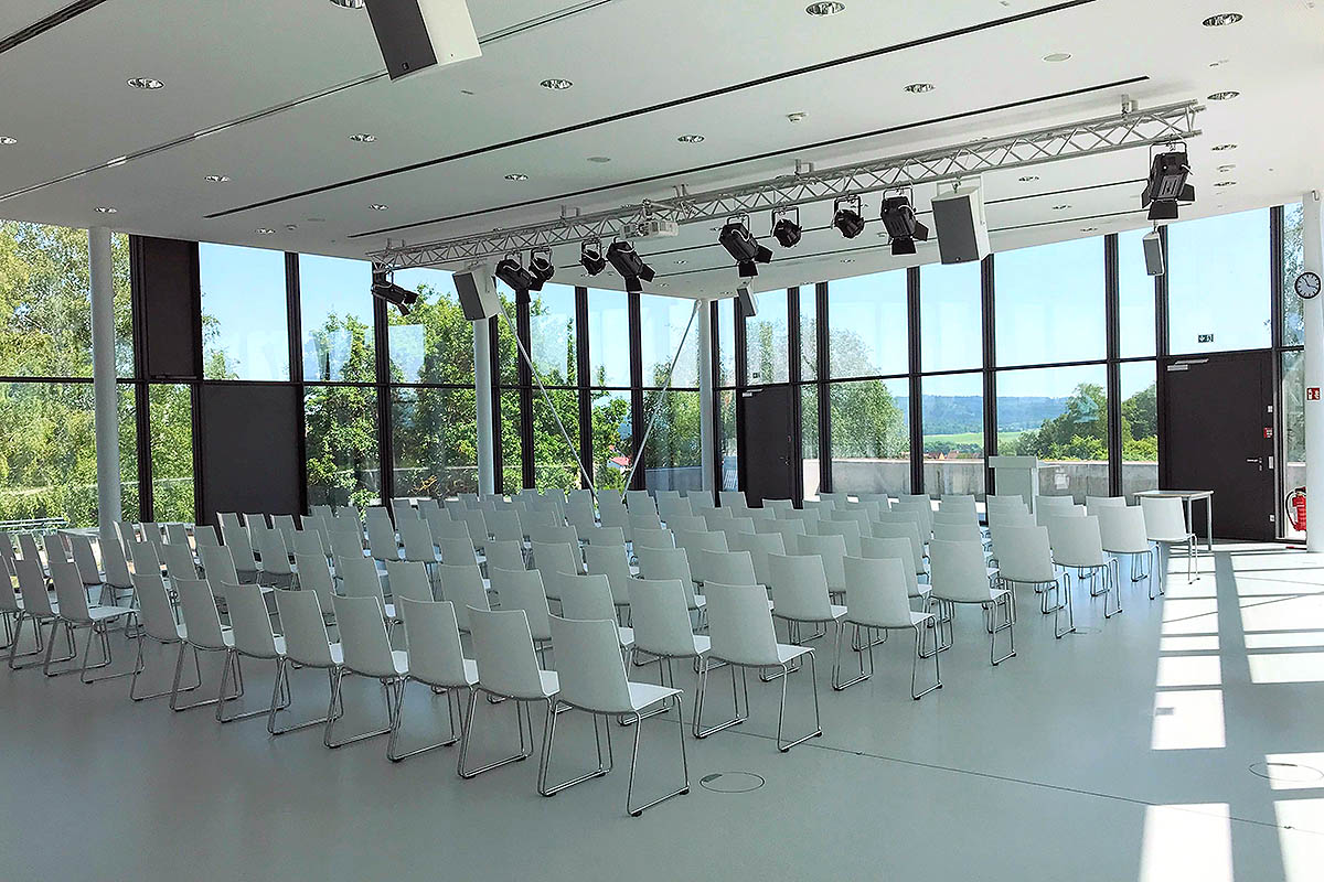 Aula Ansicht der neuen Aula, großer Saal mit Bestuhlung