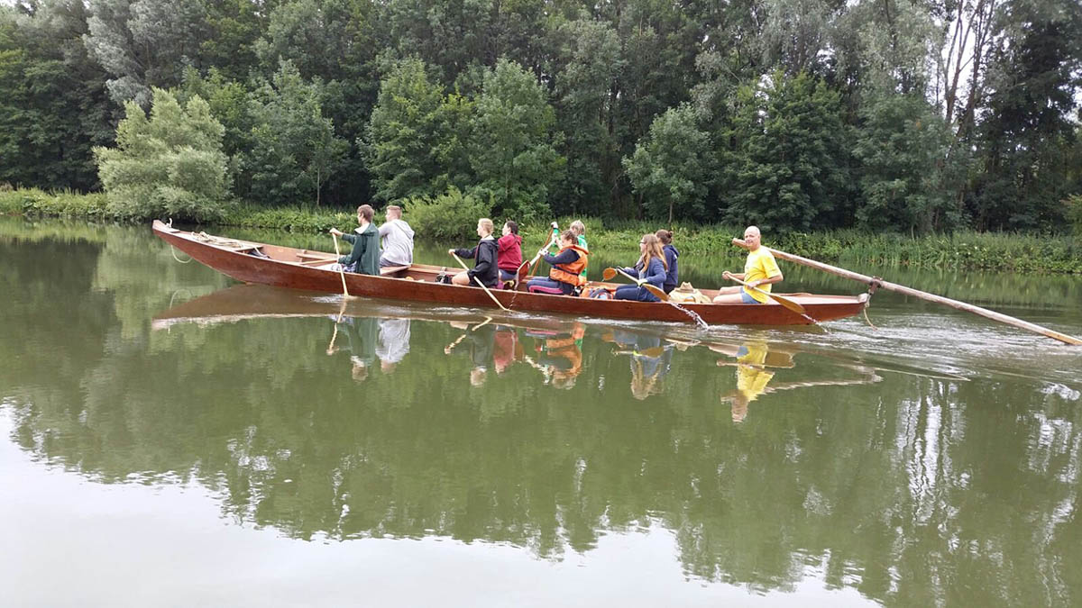 Stocherkahn mit Schülergruppe vom technischen Gymnasium der Erich-Hauser-Gewerbeschule auf der Donau.