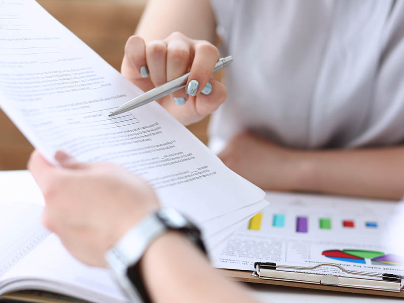 Nahaufnahme Angebot und Hände, die darauf zeigen