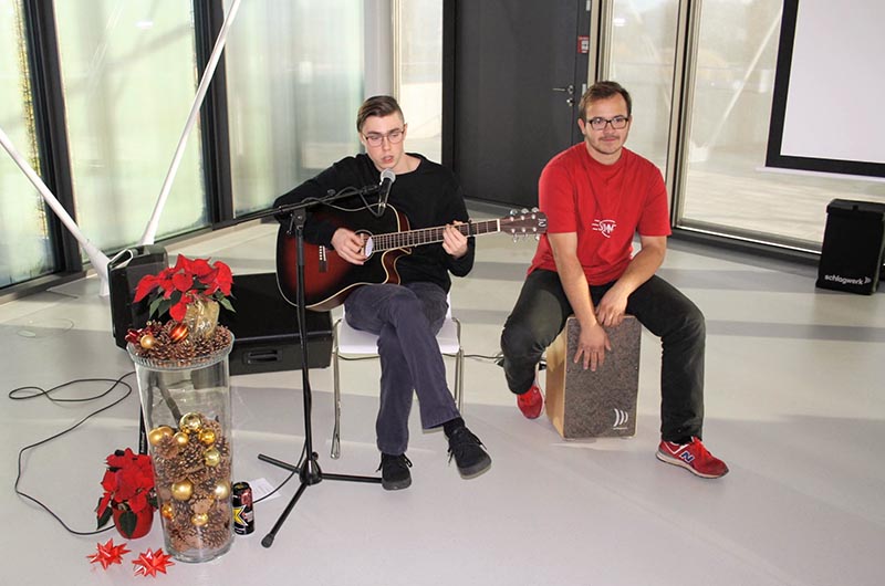 Ein Duo aus der Schulband 2019 bei der 100-Jahr-Feier