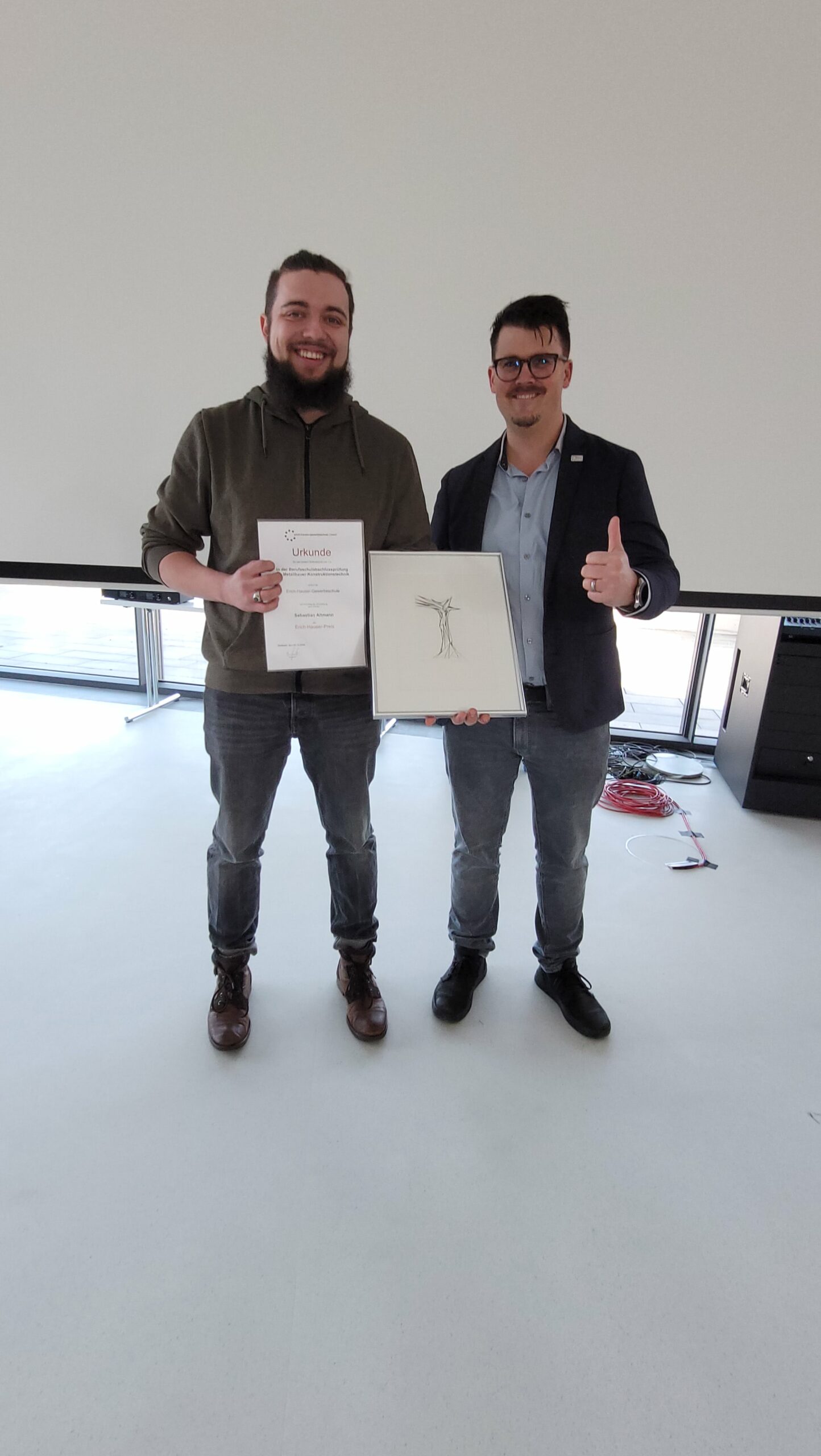 EHG Preisträger Sebastian Altmann (links) Schulleiter Michael Schuler (rechts)